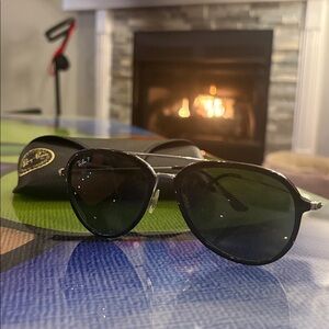 Ray-Ban Classic Black Polarized Aviator Sunglasses EUC!